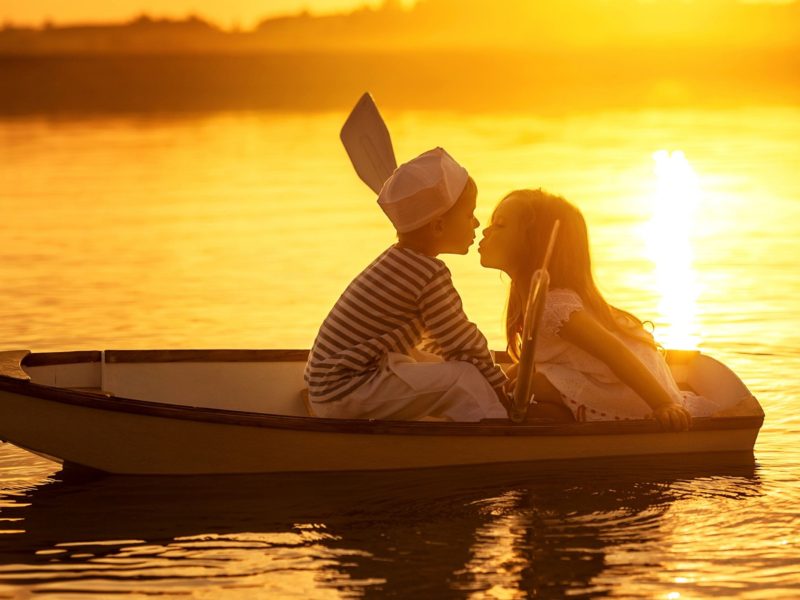 Love Kids Kiss - Kiss In The Boat , HD Wallpaper & Backgrounds