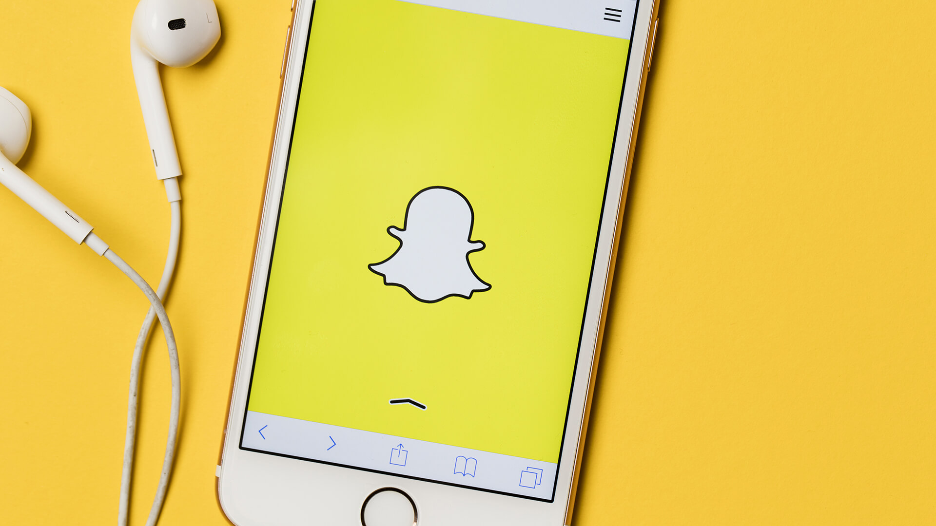Snapchat Rolls Out Analytics Tool To Win Back The Influencers - Iphone With Snapchat Open , HD Wallpaper & Backgrounds