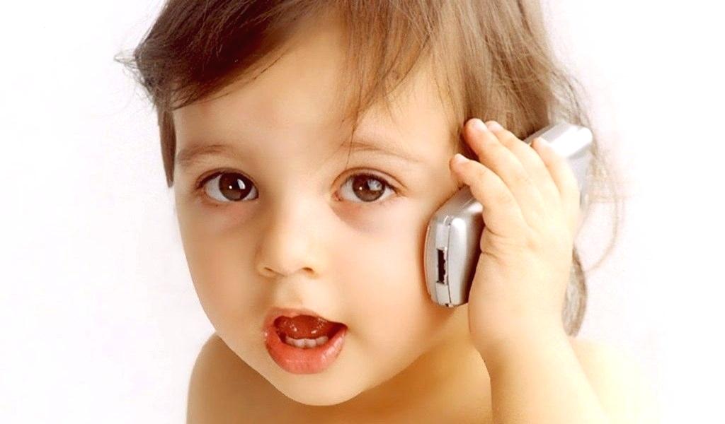 Cute Baby Phone Wallpaper Hd - Cute Baby Pic With Mobile , HD Wallpaper & Backgrounds