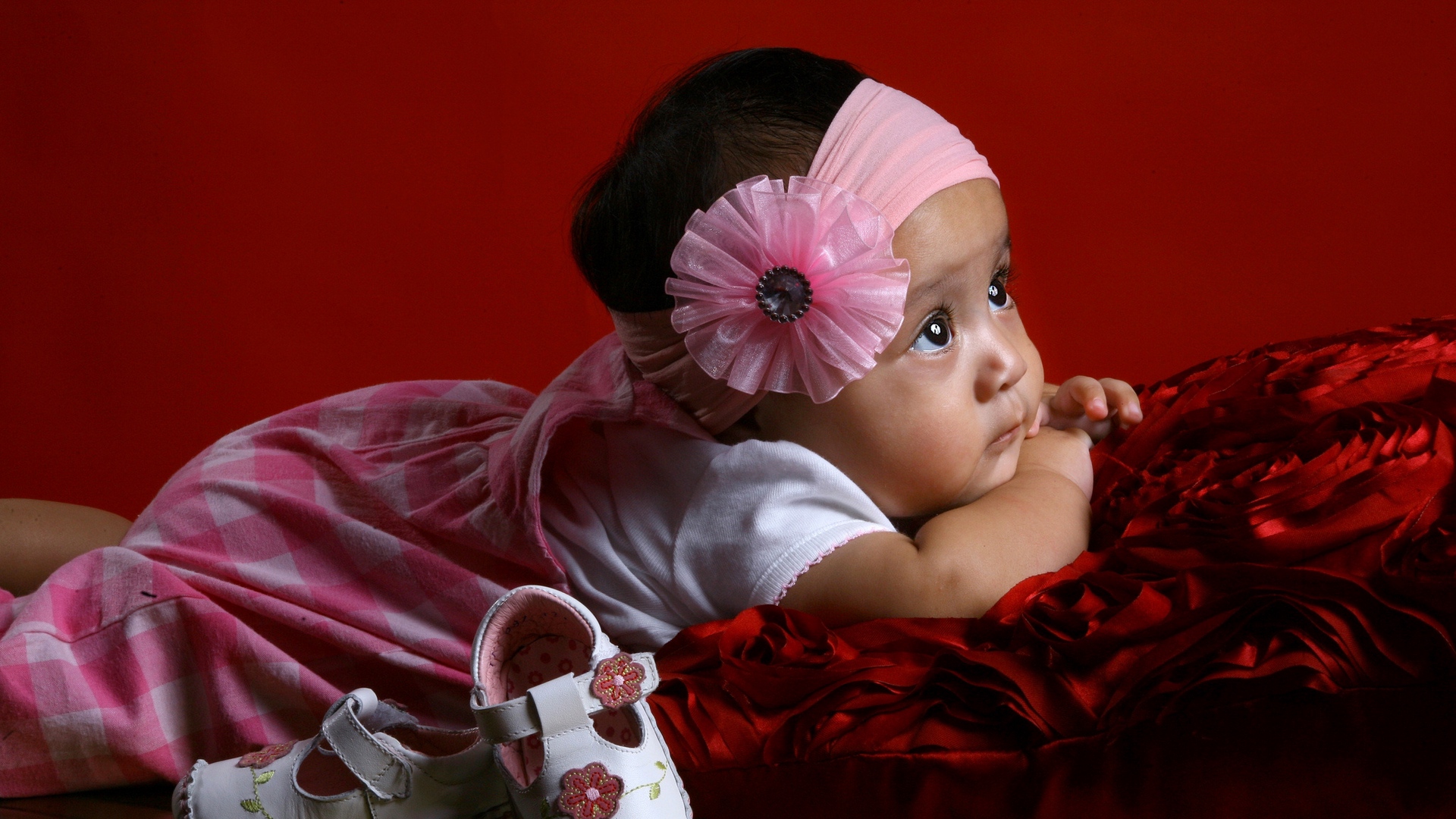 Wallpaper Girl, Shoes, Bandage, Bow Cushion, Baby - Baby Pics For Waiting , HD Wallpaper & Backgrounds