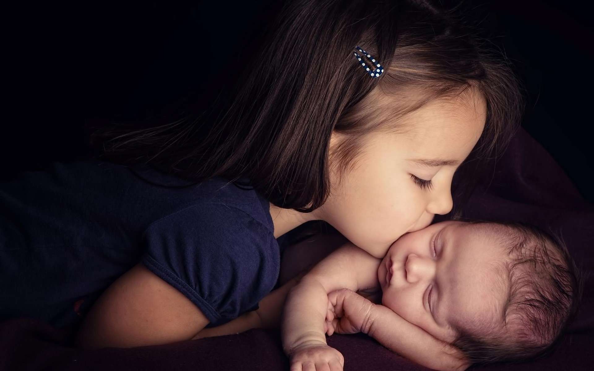 A Cute Babies Baby Girls Kissing Wallpapers Download - Cute Brother And Sister Images Hd , HD Wallpaper & Backgrounds