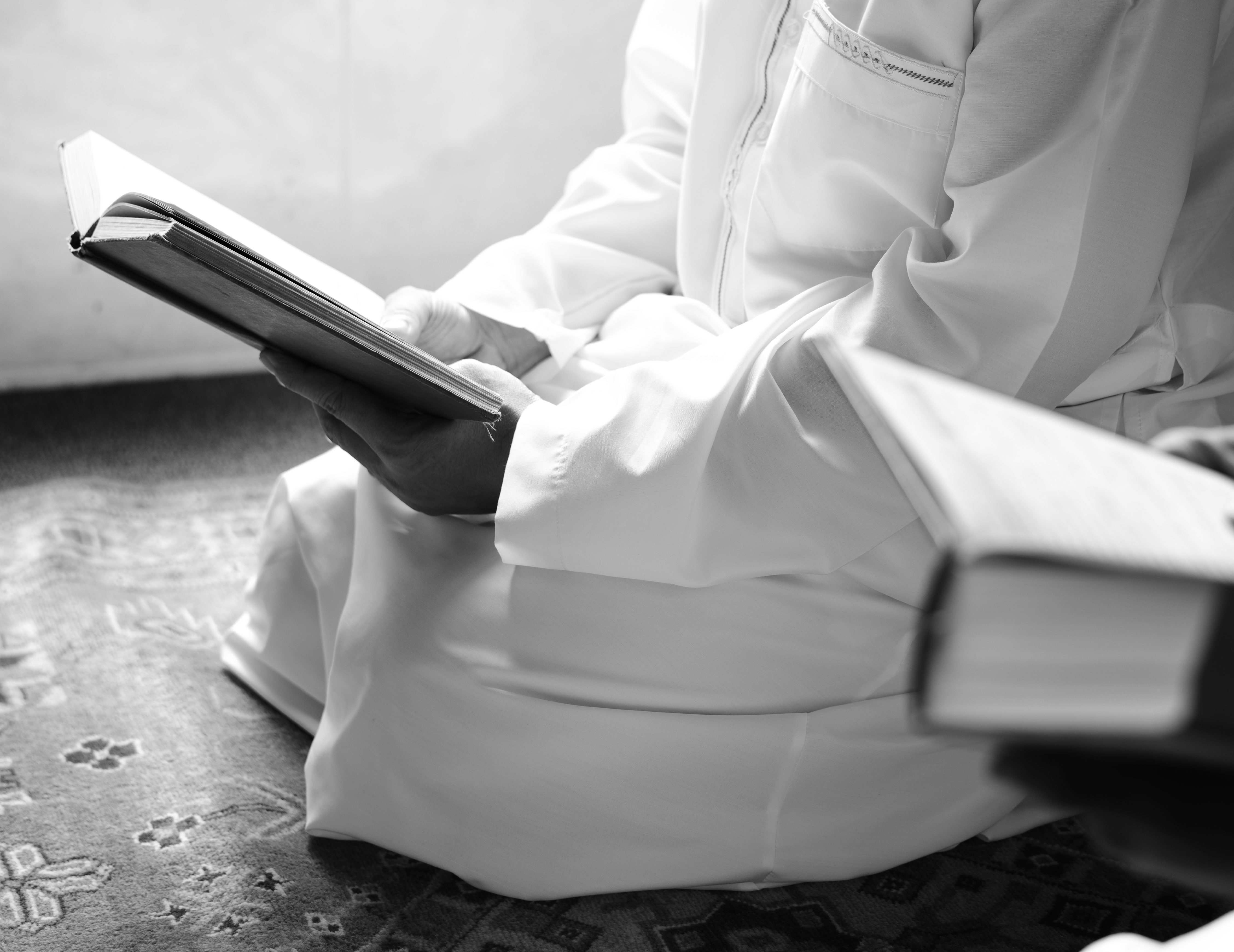 Rawpixel - Com - Muslim Man Reading Quran , HD Wallpaper & Backgrounds