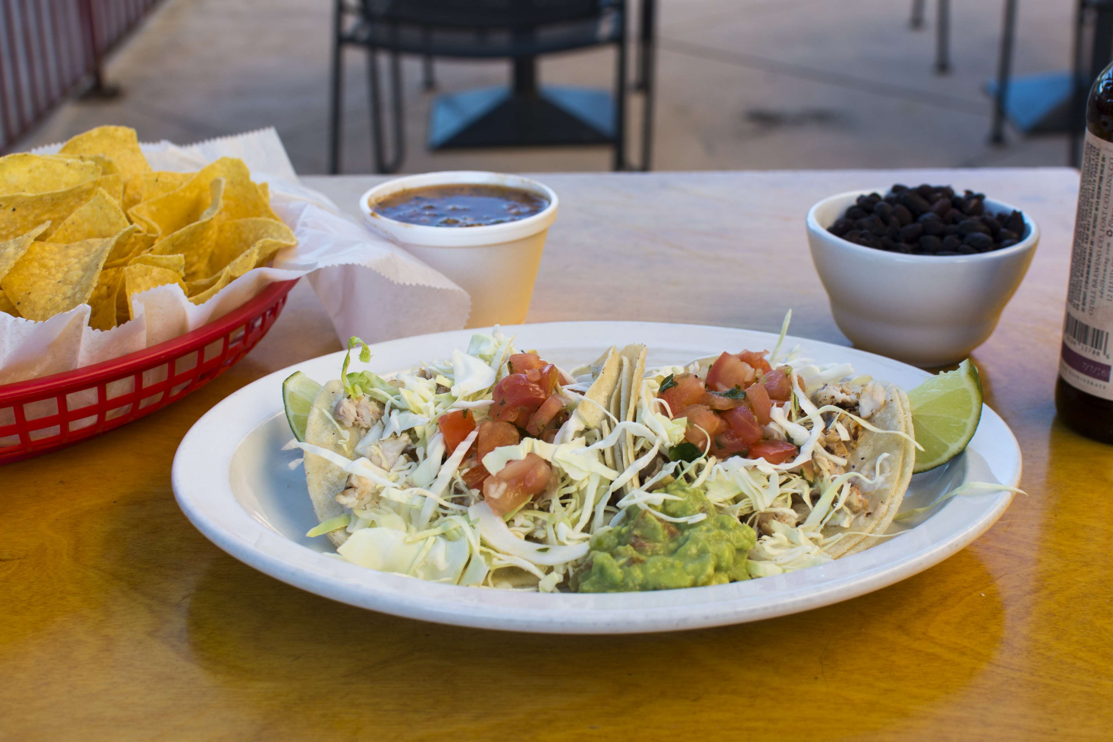 Chips, Dip, Fish Tacos, Taco, Tacos, White Plate 4k - Caesar Salad , HD Wallpaper & Backgrounds