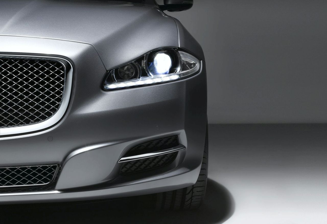 2010 Jaguar Xj Wallpaper Gambar Dan Spesifikasi Motor - Jaguar Xf 2010 Headlights , HD Wallpaper & Backgrounds