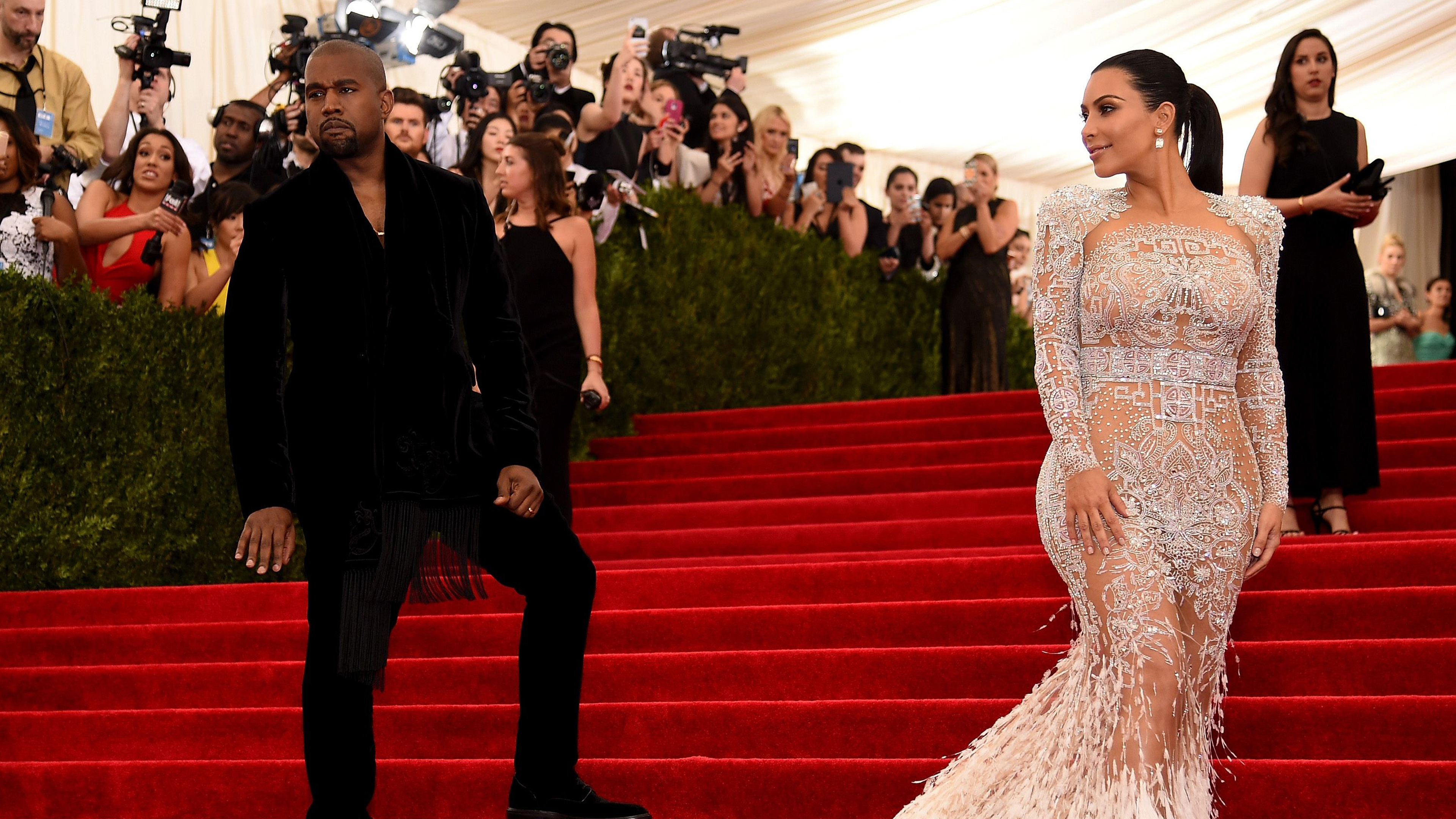 Kanye West Wallpaper Cool - Kim Kardashian Lace Gown , HD Wallpaper & Backgrounds