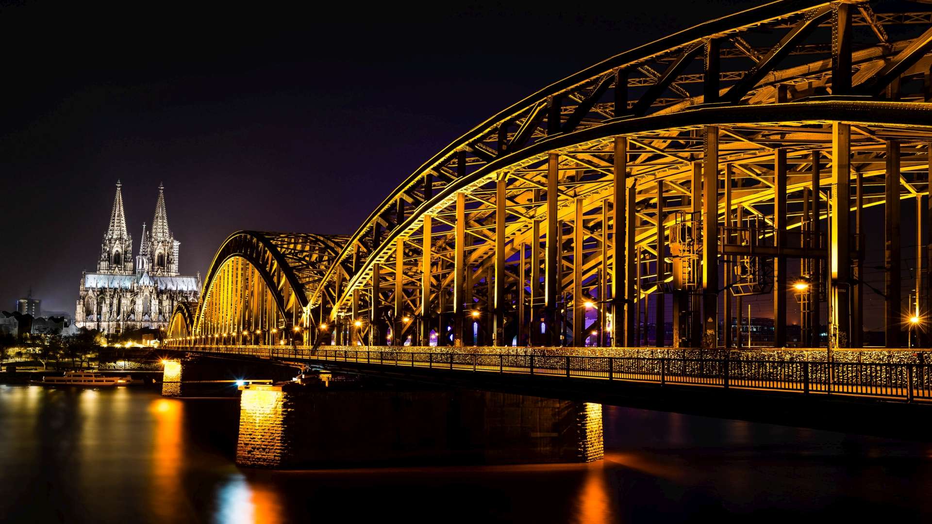 Windows Spotlight Wallpaper - Hohenzollernbrücke , HD Wallpaper & Backgrounds