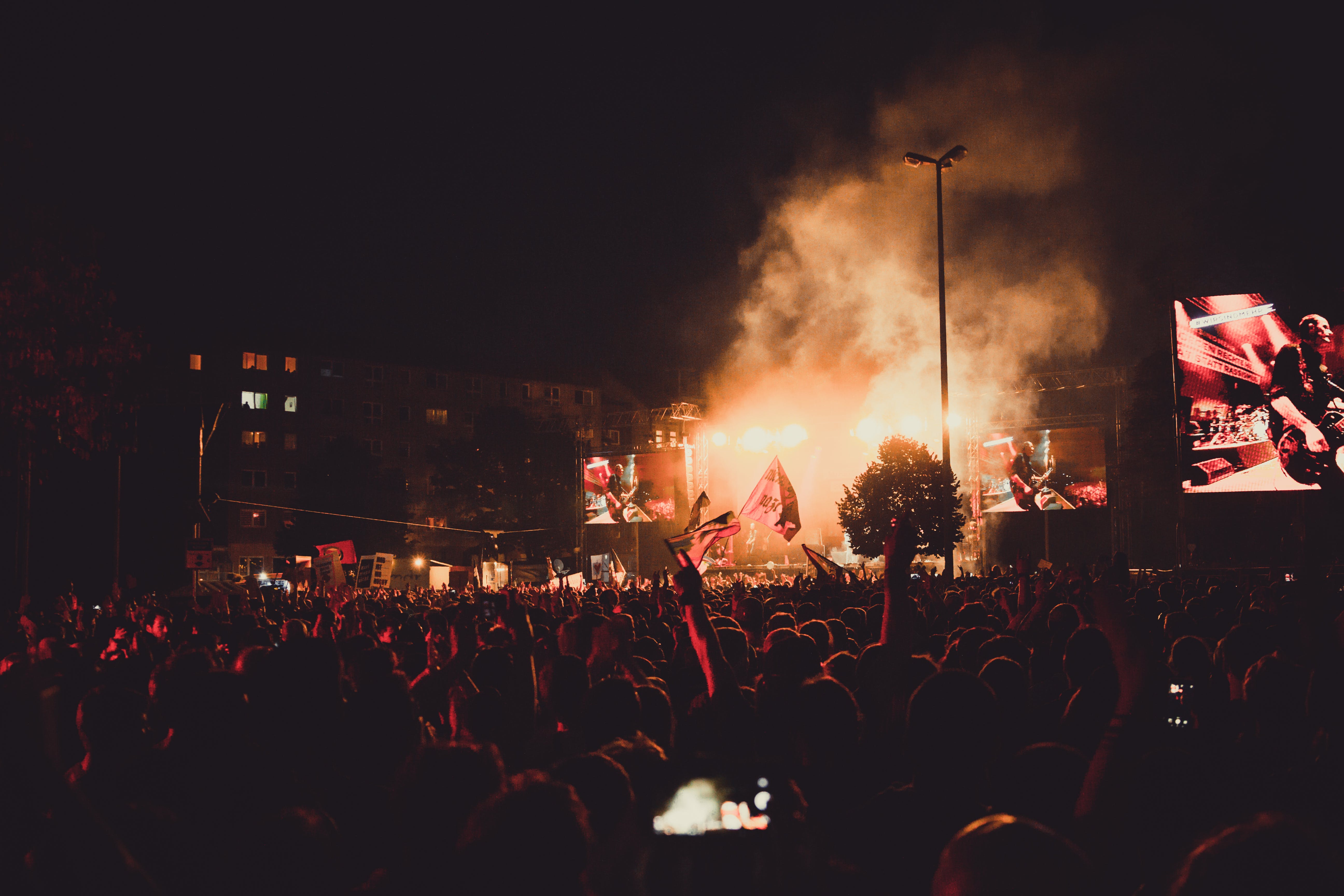 Band Performing On Smoky Stage In Front Of People During - Rock Concert , HD Wallpaper & Backgrounds