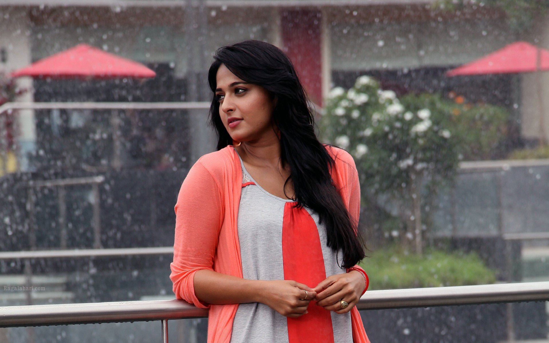 Anushka Shetty South Indian Actress Simple Look Desktop - Anushka Shetty Hd Pc , HD Wallpaper & Backgrounds