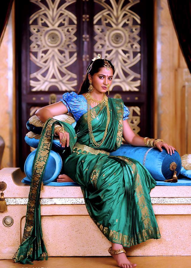 Anushka Shetty Beautiful Hd Wallpaper Latest 2017 - Dark Green Kanjeevaram Saree , HD Wallpaper & Backgrounds