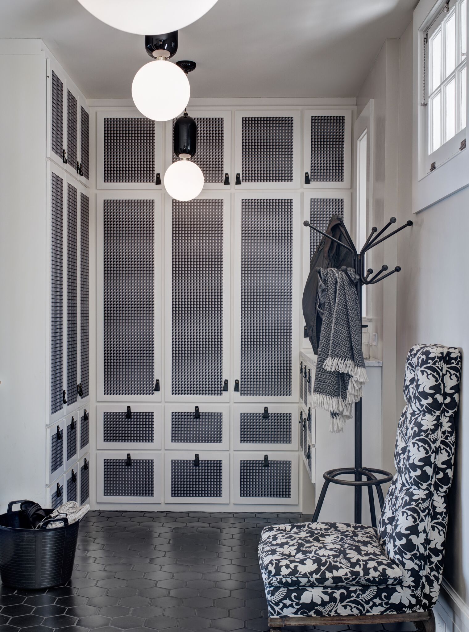 Mudroom, Black Tile Floor, Plaster Walls, Hermes Wallpaper, - Interior Design , HD Wallpaper & Backgrounds