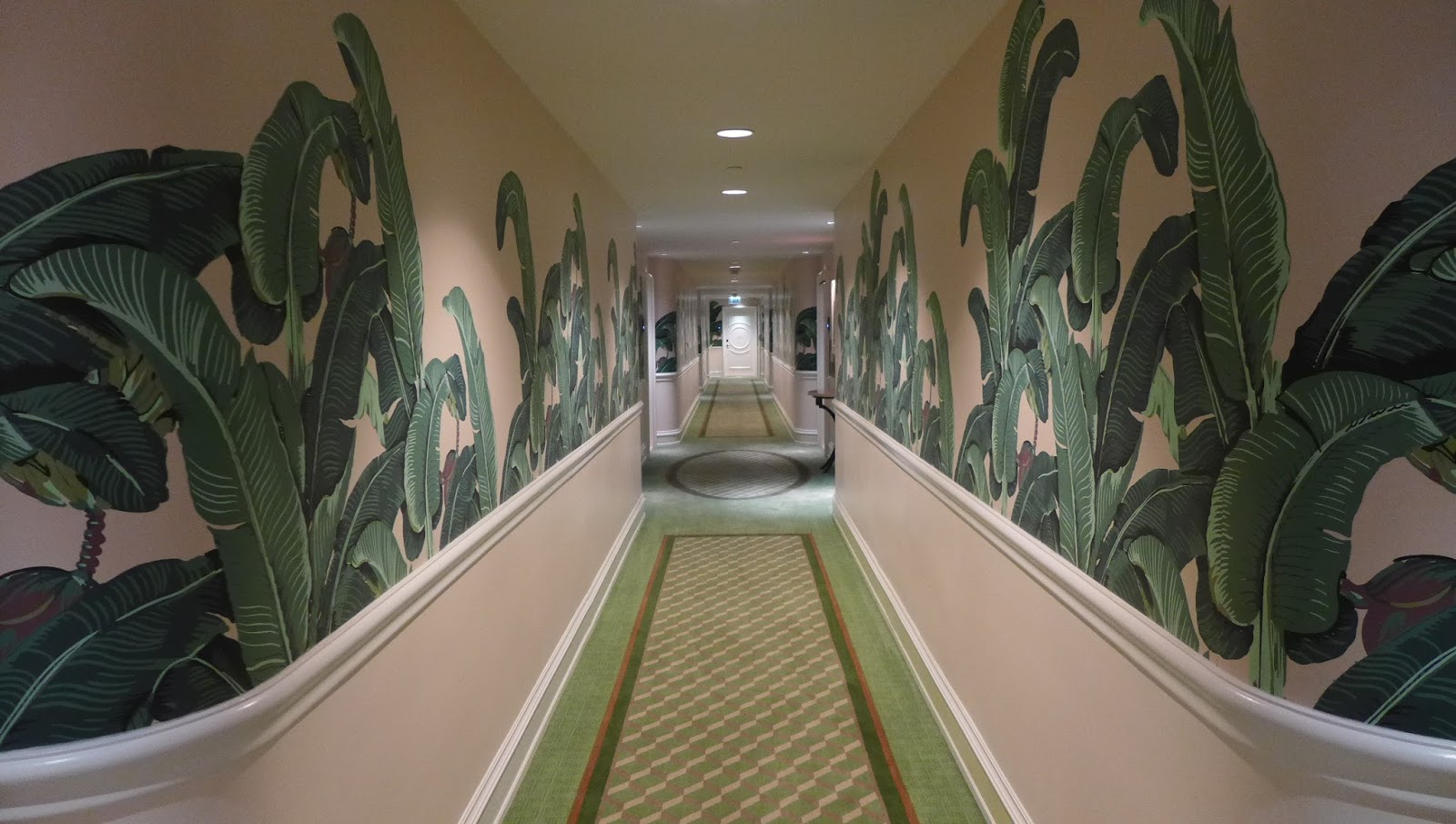 Back At The Beverly Hills Hotel - Beverly Hills Hotel Hallway , HD Wallpaper & Backgrounds