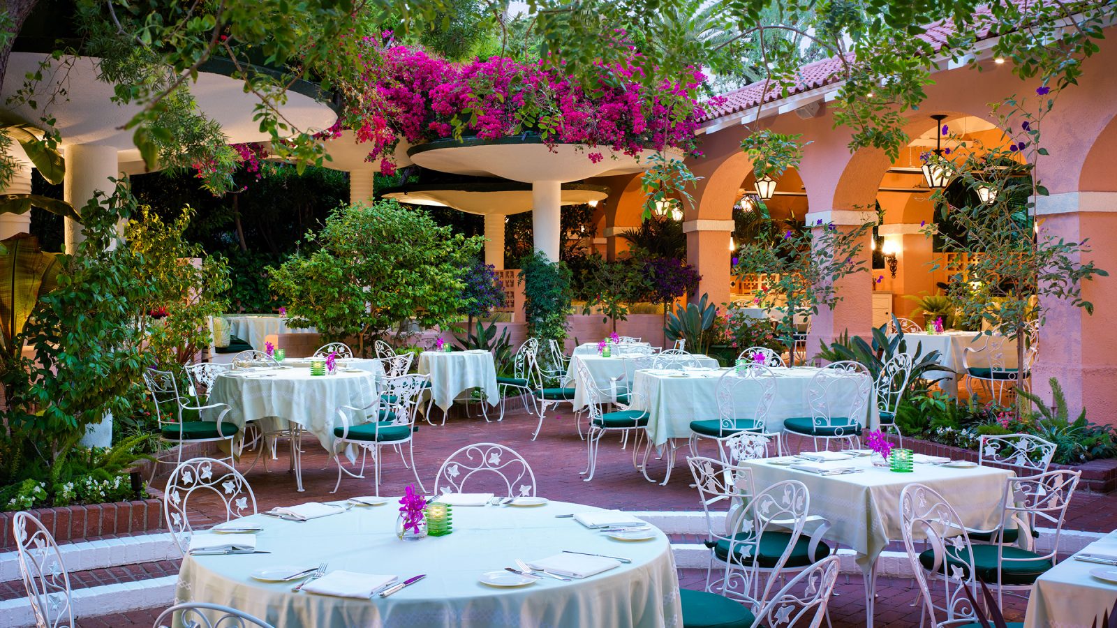 Beverly Hills Hotel Polo Lounge Patio Area - Beverly Hills Hotel Restaurant , HD Wallpaper & Backgrounds
