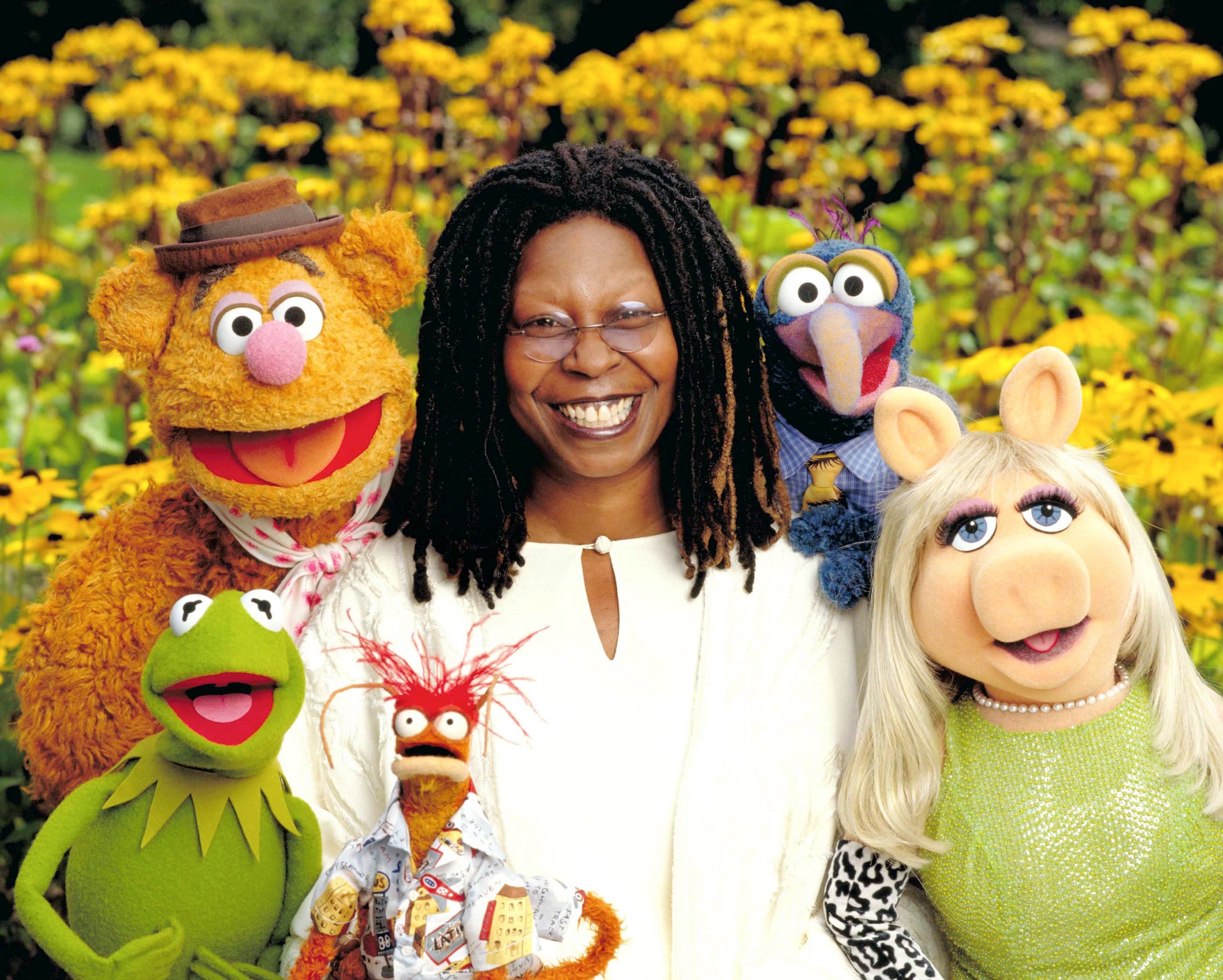 Whoopi Goldberg With The Muppets - It's A Very Merry Muppet Christmas Movie (2002) , HD Wallpaper & Backgrounds