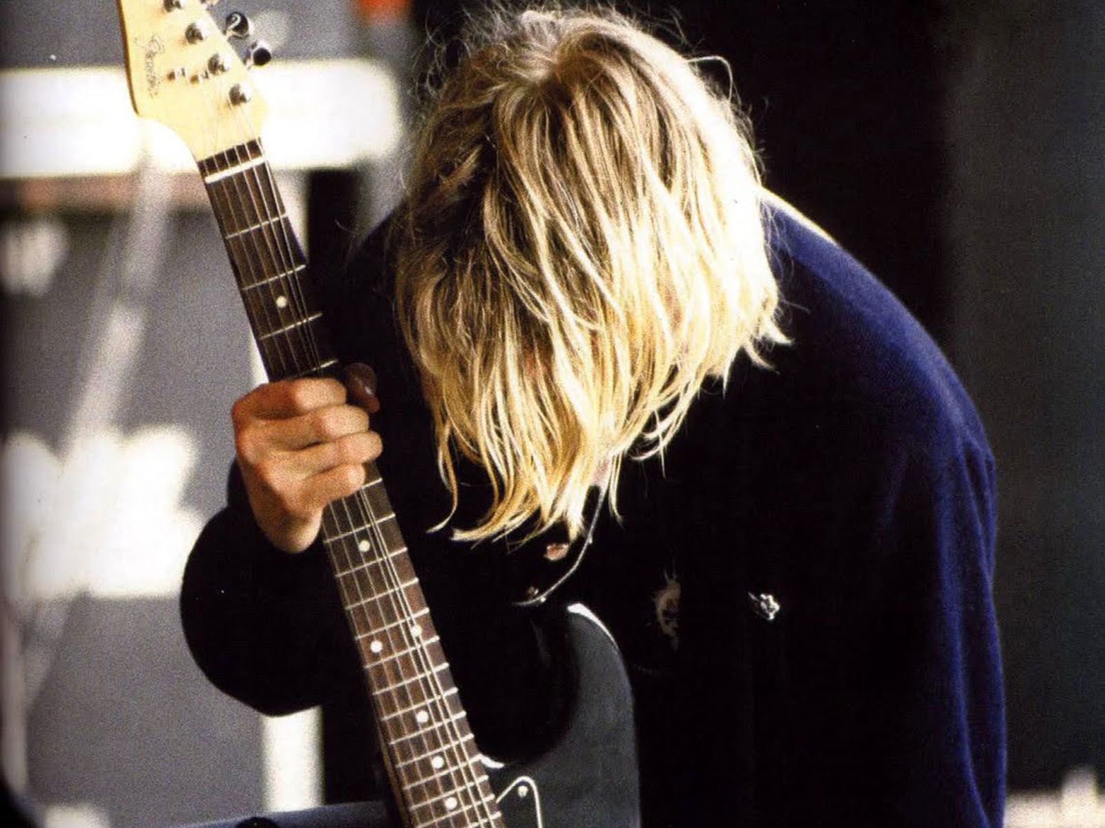 Kurt Cobain Wallpaper Hd - Kurt Cobain With Guitar , HD Wallpaper & Backgrounds