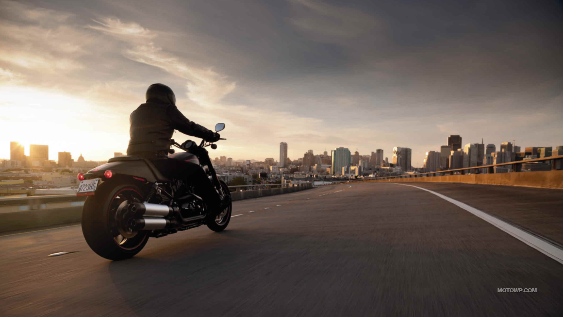 Original Resolution - Harley Davidson On Road , HD Wallpaper & Backgrounds