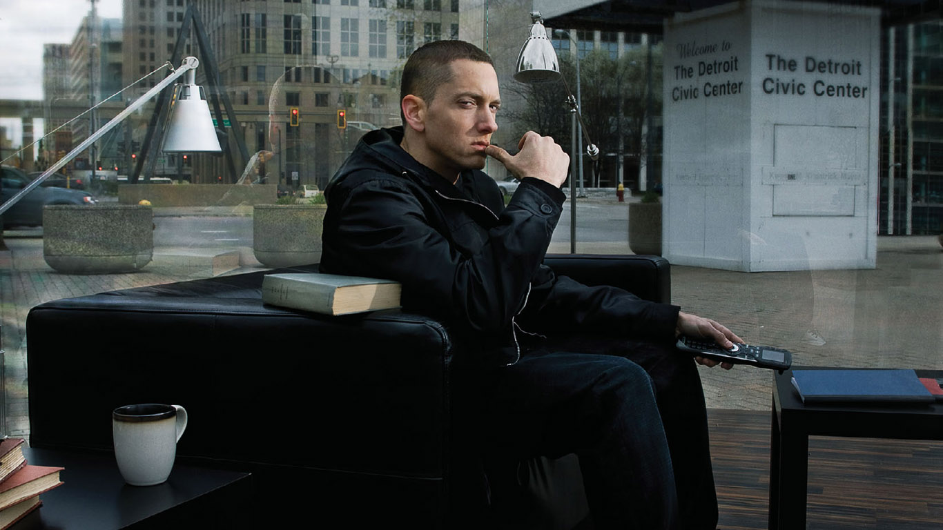Hollywood Rapper Eminem Sitting On The Sofa Photo Picture - Detroit–windsor , HD Wallpaper & Backgrounds
