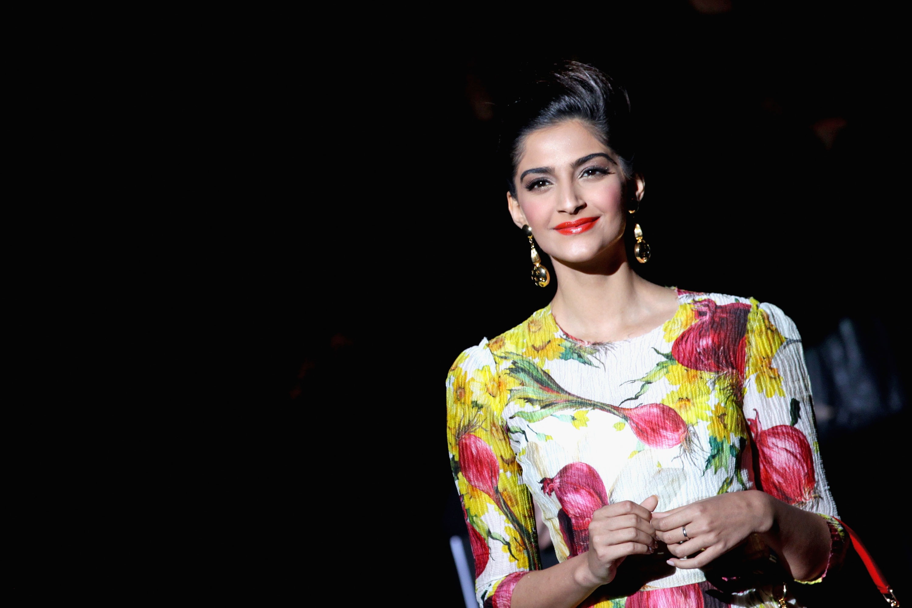 Sonam Kapoor - Bollywood Actress Skin Lightening , HD Wallpaper & Backgrounds