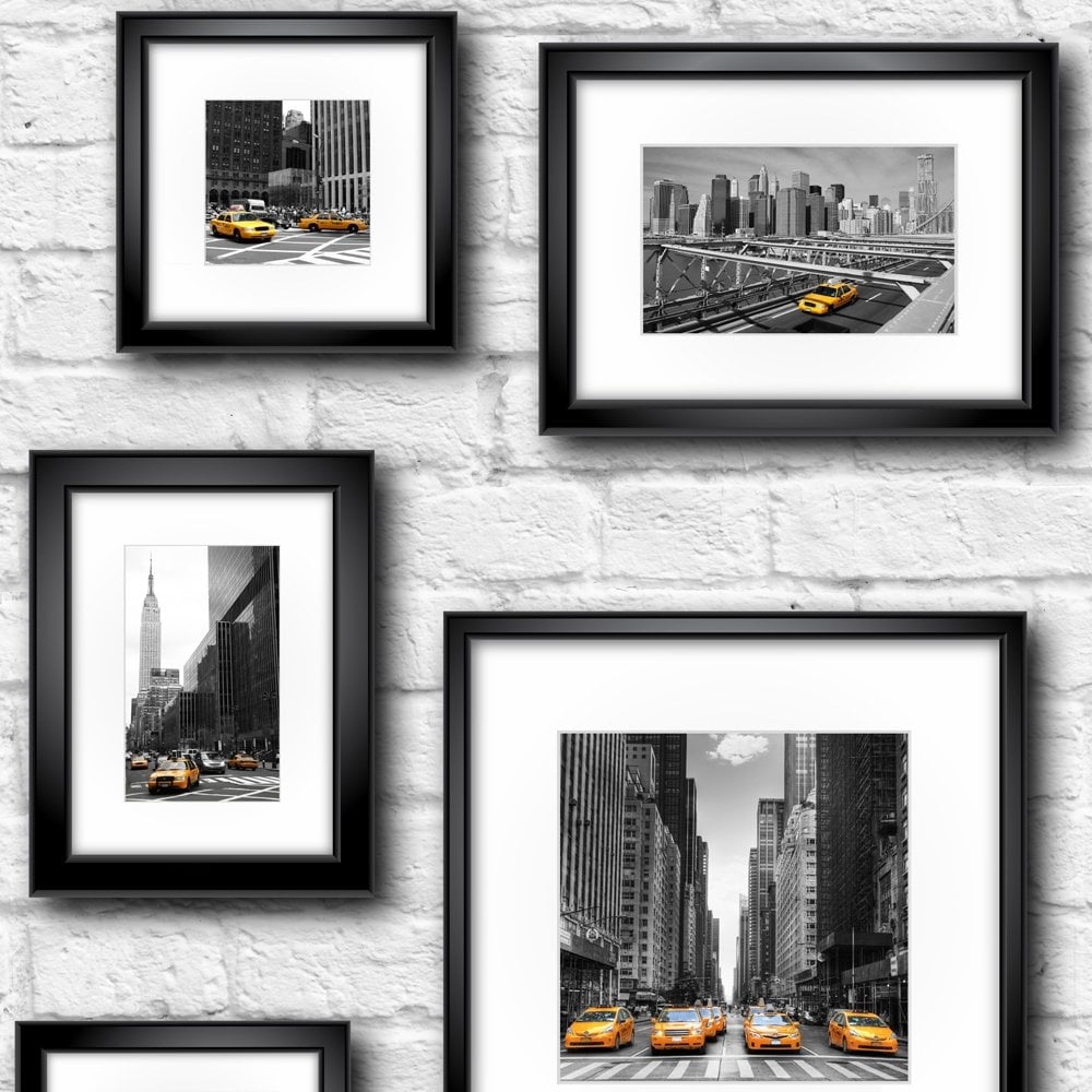 Manhattan In Frame Wallpaper Black Yellow White - Black And White Photo Frames On Wall , HD Wallpaper & Backgrounds