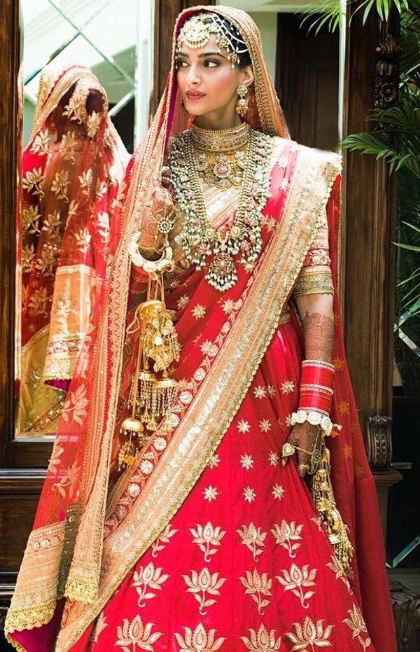 Sonam Kapoor's Beautiful Dress At Her Wedding Ceremony - Sonam Kapoor Bridal Lehenga , HD Wallpaper & Backgrounds