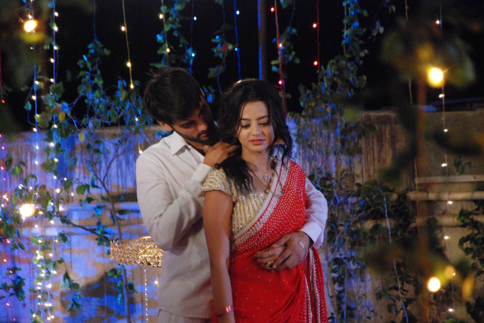 Swara & Sanskaar Are Giving Us Some Awesome Relationship - Swaragini Romantic Scenes Swara And Sanskar , HD Wallpaper & Backgrounds