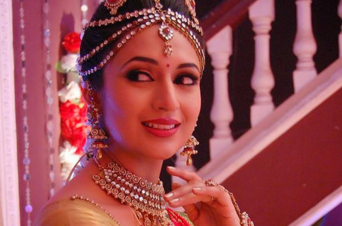 Tablet - Divyanka Tripathi , HD Wallpaper & Backgrounds