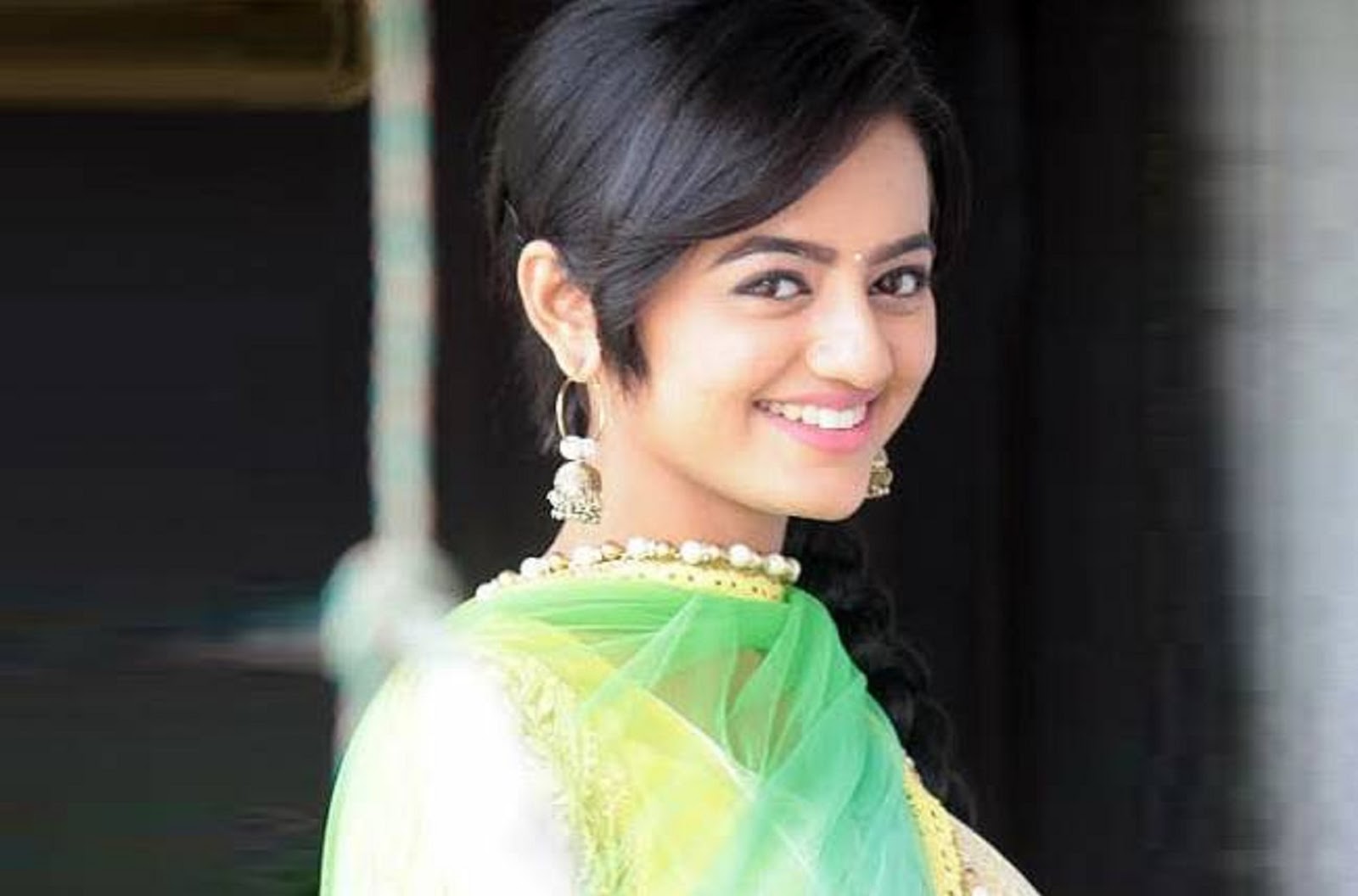 Helly Shah As Swara In Swaragini Hd Wallpaper Free - Tejaswi Prakash , HD Wallpaper & Backgrounds