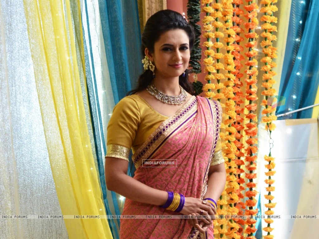 Ye Hai Mohabbatein Size - Ishita In South Saree , HD Wallpaper & Backgrounds