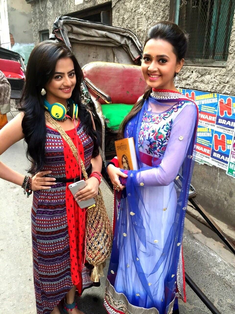 Ragini And Swara Innocent Smile Photos - Helly Shah And Tejaswi Prakash , HD Wallpaper & Backgrounds