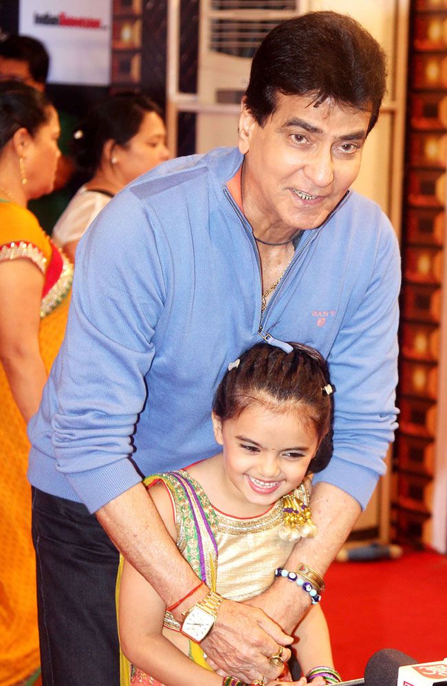 Download Jeetendra With Yeh Hai Mohabbatein's Ruhi - Father , HD Wallpaper & Backgrounds