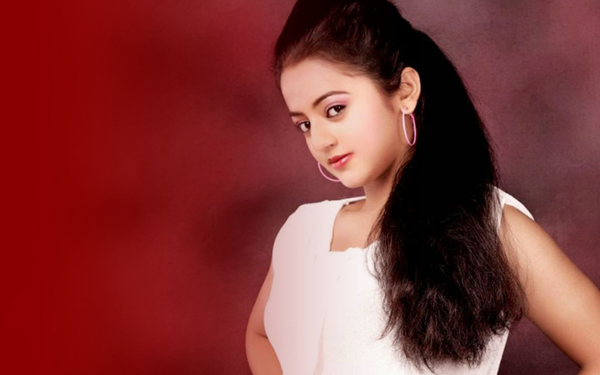 Helly Shah Hd Wallpaper - Helly Shah In Tshirt , HD Wallpaper & Backgrounds