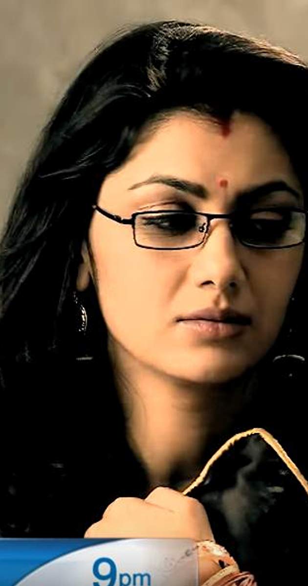 Pragya Has Lost In Love With Abhi - Pragya In Specs , HD Wallpaper & Backgrounds