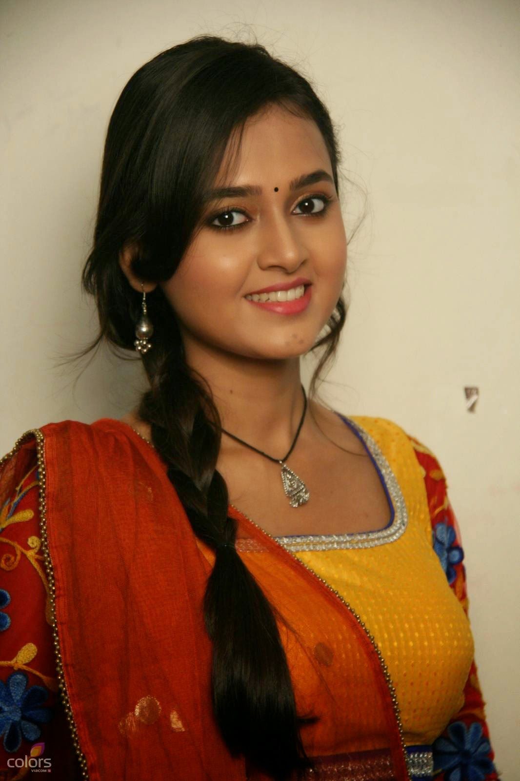 Tejaswi Prakash Wayangankar Sweet Cute In Saree Wallpaper - Tejaswi Prakash , HD Wallpaper & Backgrounds