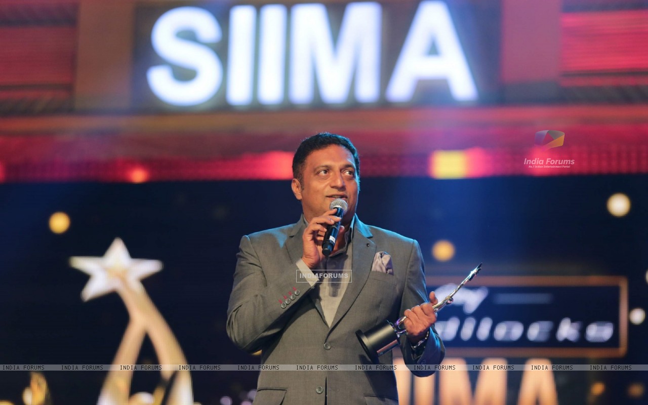 Prakash Raj At Siima Awards 2016 Size - Public Speaking , HD Wallpaper & Backgrounds