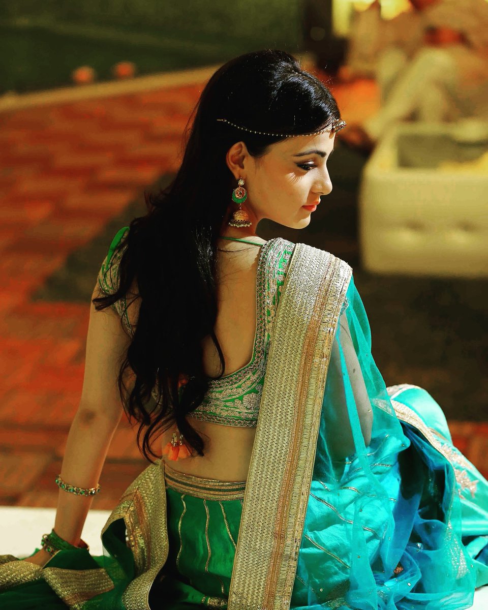 Radhika Madan Hot In Backless Clothes - Radhika Madan Hot Saree , HD Wallpaper & Backgrounds