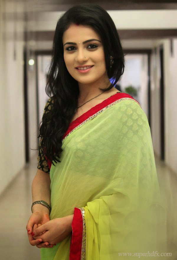 Actress Radhika Madan Cute Photo - Radhika Madan , HD Wallpaper & Backgrounds