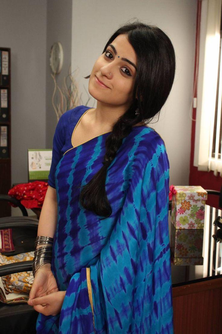 Radhika Madan In Blue Saree - Meri Aashiqui Tumse Hi Ishani Hd , HD Wallpaper & Backgrounds