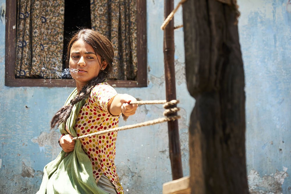 Radhika Madan Makes A Rustic Entry In Bollywood With - Radhika Madan Patakha Movie , HD Wallpaper & Backgrounds