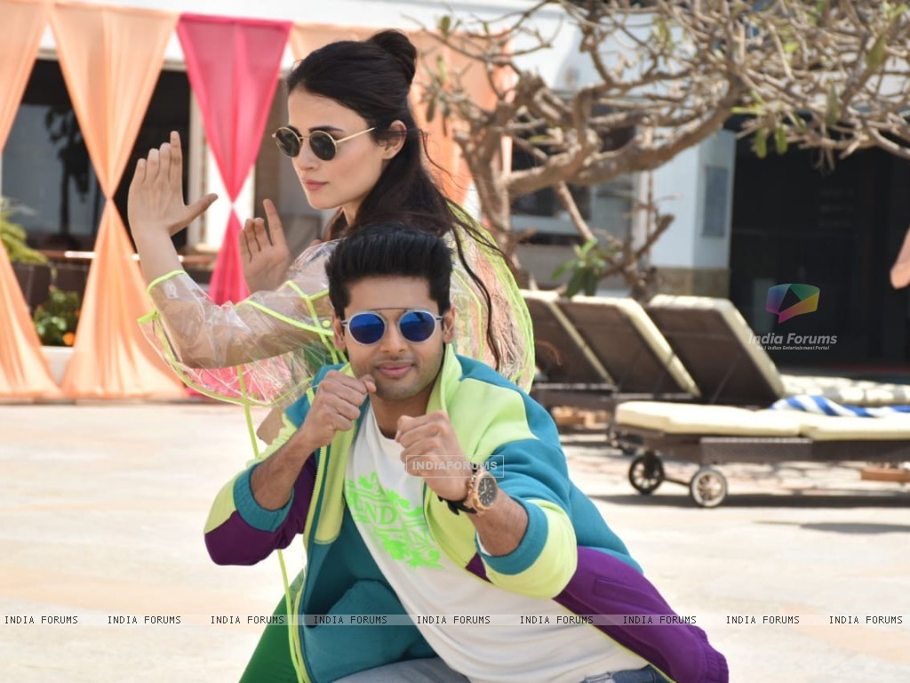 Radhika Madan And Abhimanyu Dassani At The Promotions - Mard Ko Dard Nahi Hota Cast , HD Wallpaper & Backgrounds