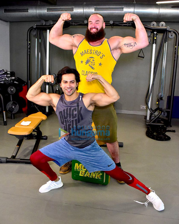 Varun Dhawan Flexes His Muscles With Wwe Superstar - Braun Strowman And Varun Dhawan , HD Wallpaper & Backgrounds