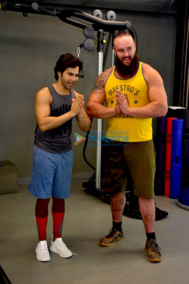 Varun Dhawan Flexes His Muscles With Wwe Superstar - Varun Dhawan And Braun Strowman , HD Wallpaper & Backgrounds