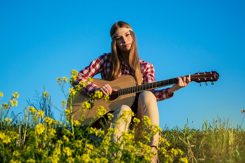 Girl Guitar Nature Sky - ギター を 弾く 人 , HD Wallpaper & Backgrounds