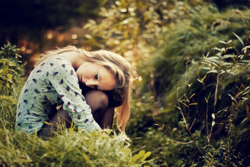 Wallpaper Hd Sad Girl Sitting Over Green Grass Sadness - Girl In Upset Mood , HD Wallpaper & Backgrounds
