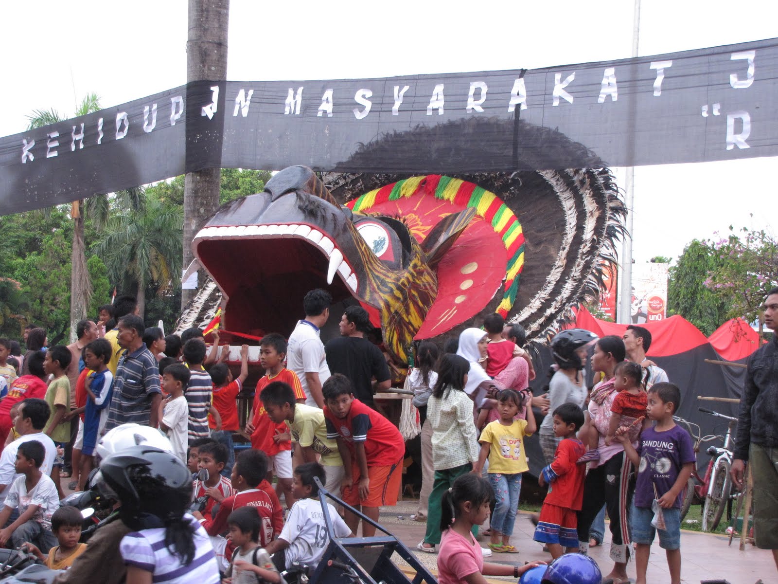 Barongan Dencong Raksasa - Barongan Terbesar Di Dunia , HD Wallpaper & Backgrounds