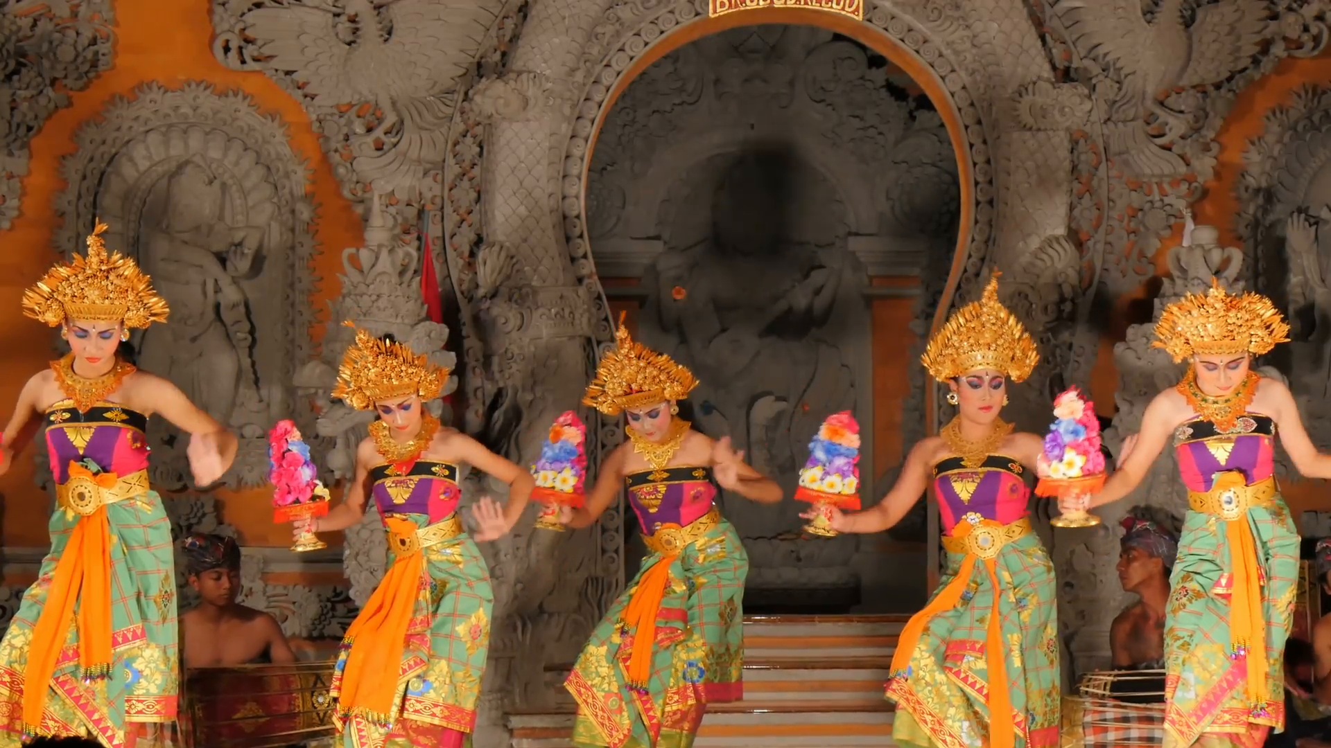 Group Of Balinese Dancers Dancing Performing On Stage - Barong Dance , HD Wallpaper & Backgrounds