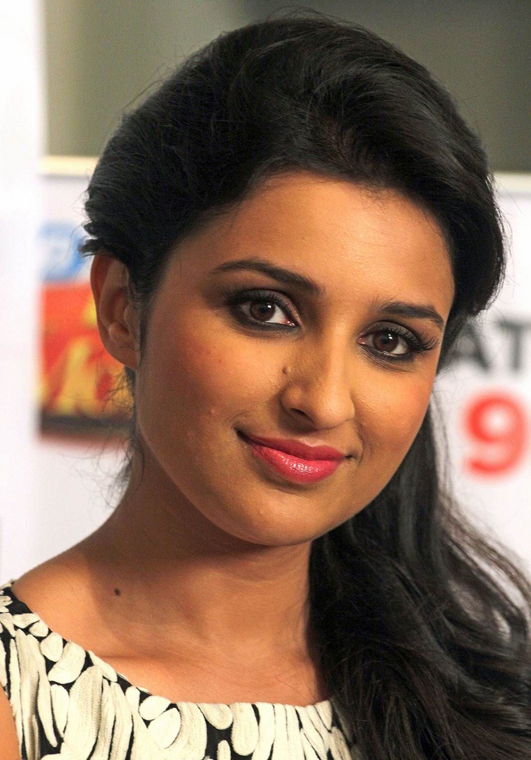 Download Free Hd Pictures/ Wallpapers Of Celebrities, - Parineeti Chopra Nose Hd , HD Wallpaper & Backgrounds