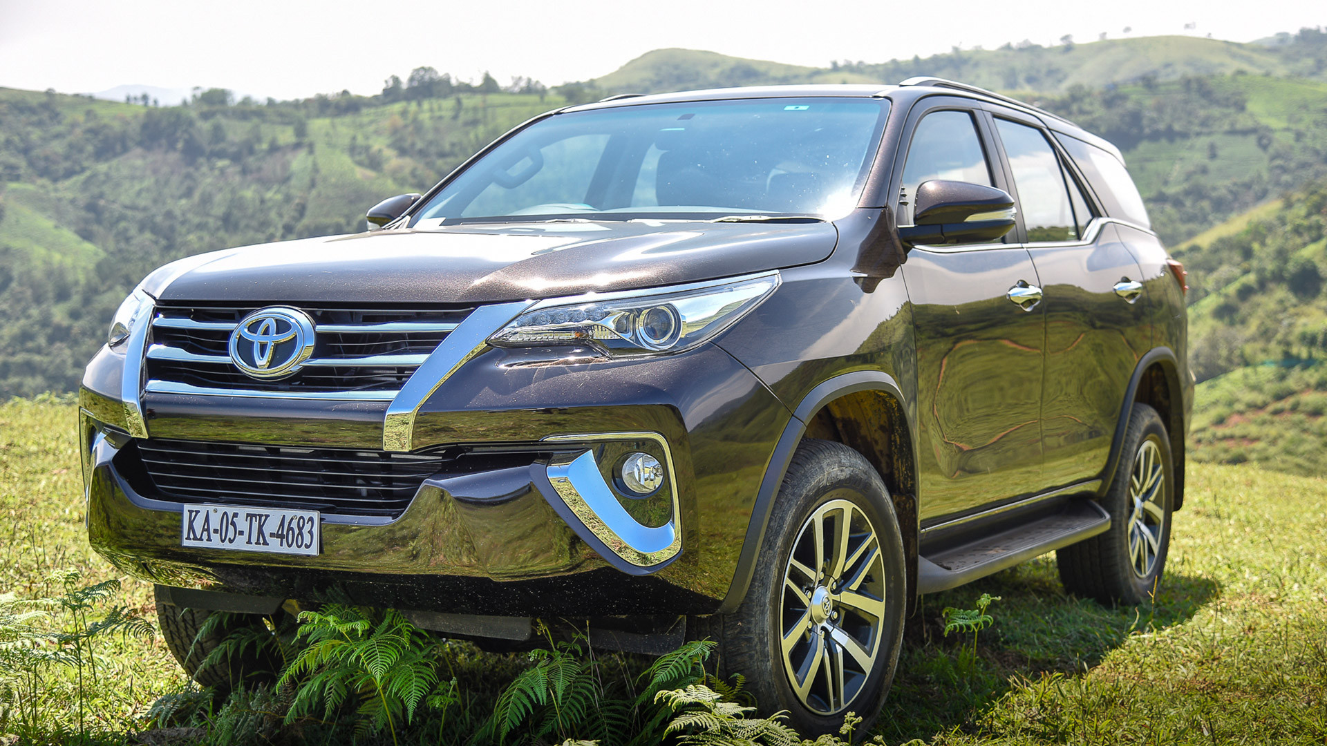 Fortuner Car Hd Wallpaper Beautiful Toyota Fortuner - Fortuner Titanium , HD Wallpaper & Backgrounds