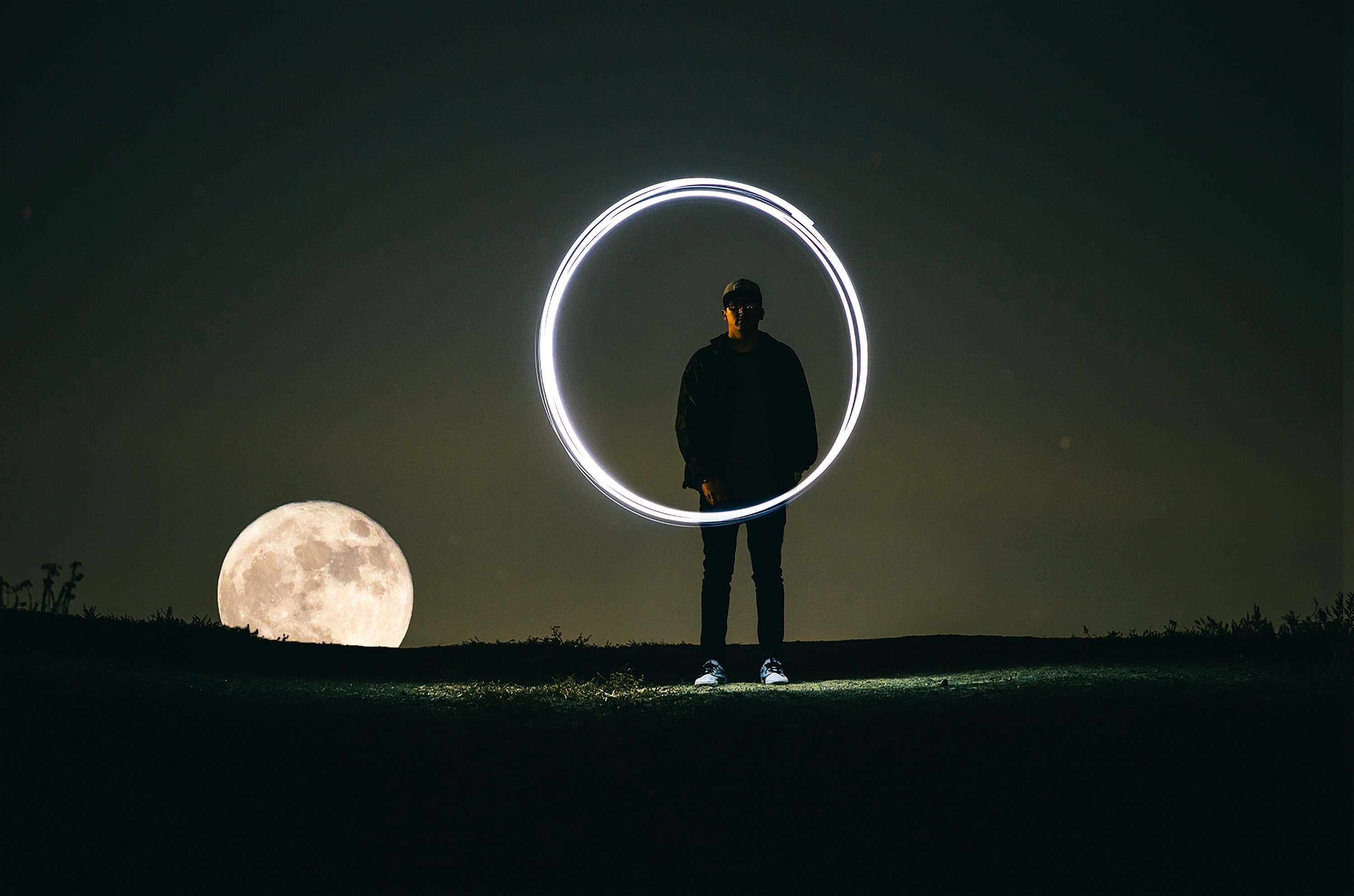 #3000x1985 Long Exposure Shot Of A Man Creating A Circle - Dark Night Sky With Moon , HD Wallpaper & Backgrounds