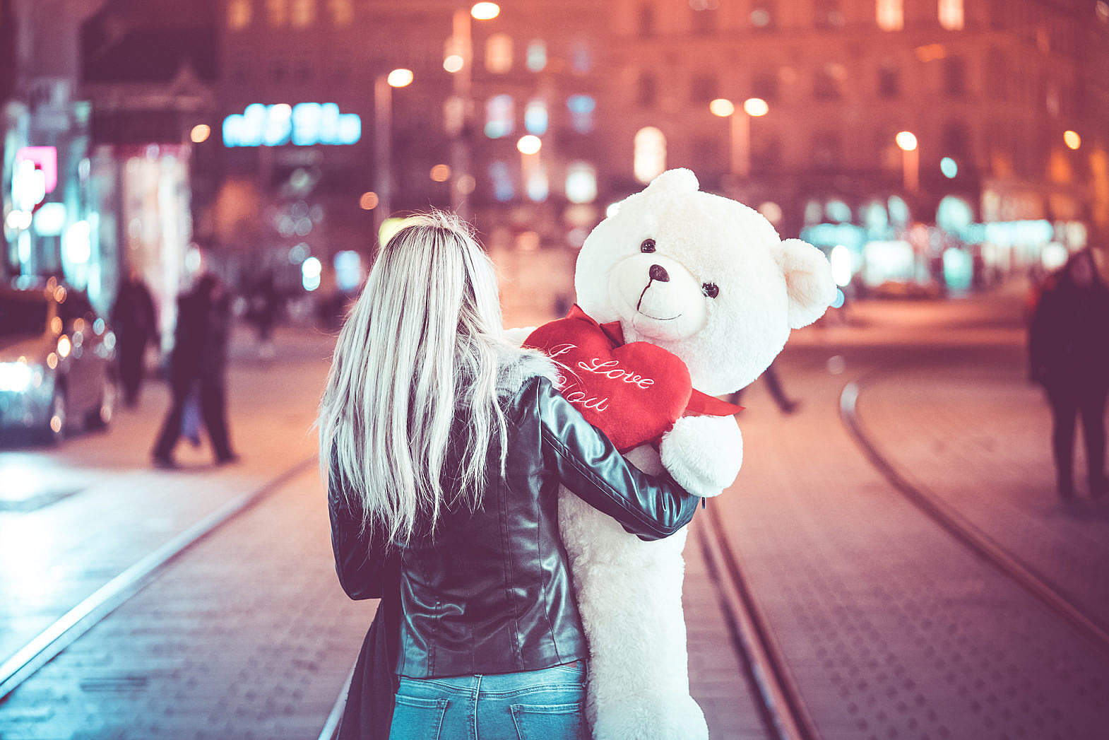Young Woman Walking With A Big Teddy Bear At Night - Teddy Bear With Girl , HD Wallpaper & Backgrounds