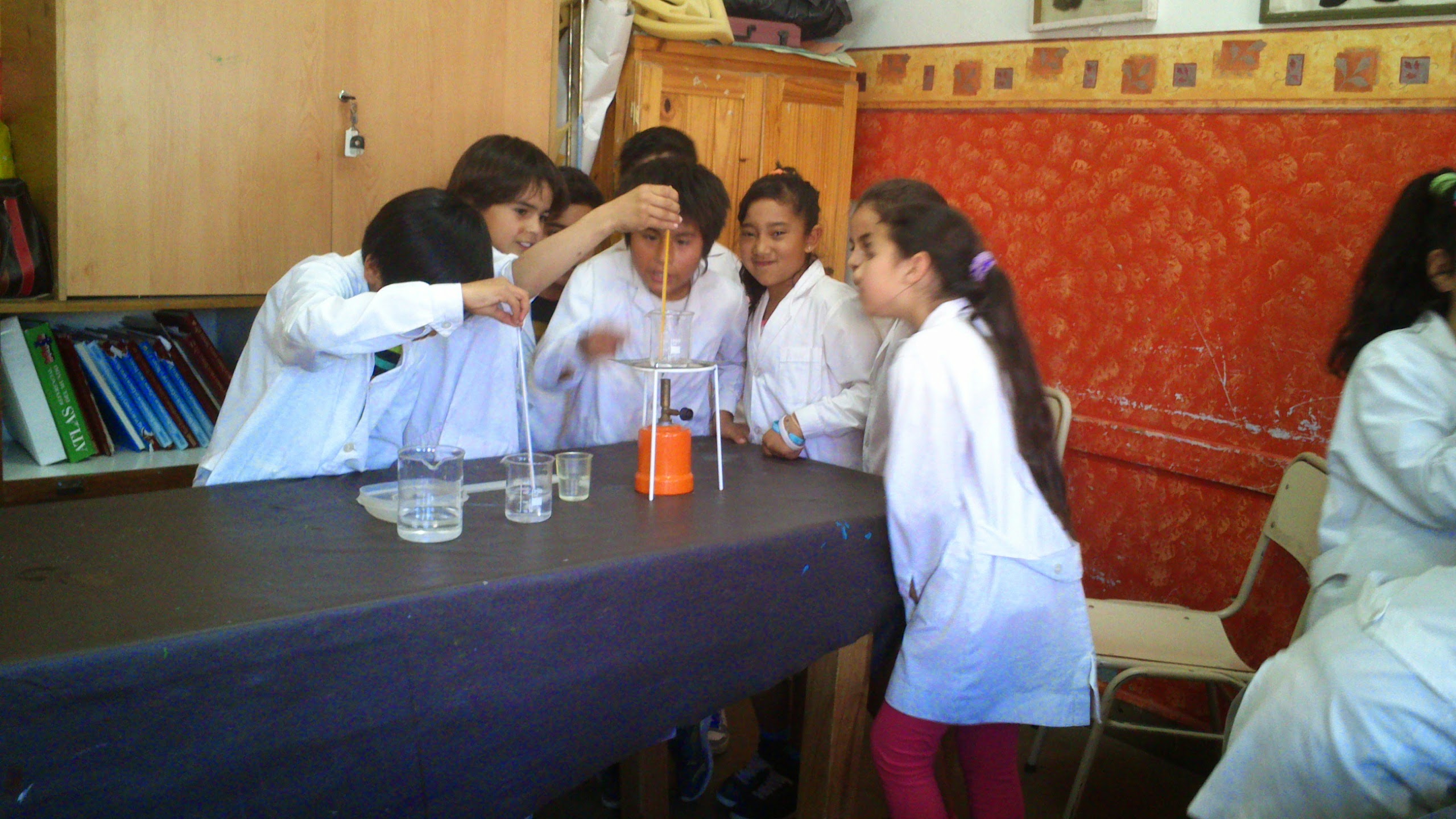 Experimentos En El Laboratorio Escolar 09 - Escolar En El Laboratorio , HD Wallpaper & Backgrounds