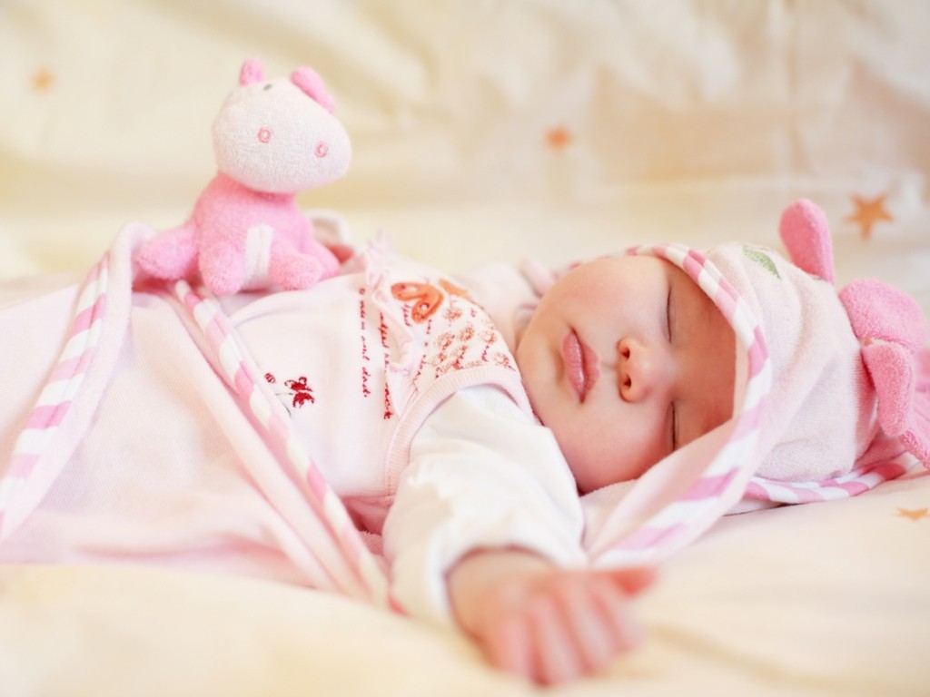 Cute Little Baby Sleep With Small Pink Teddy Hd Wallpaper - Cute Baby Sleeping With Teddy , HD Wallpaper & Backgrounds